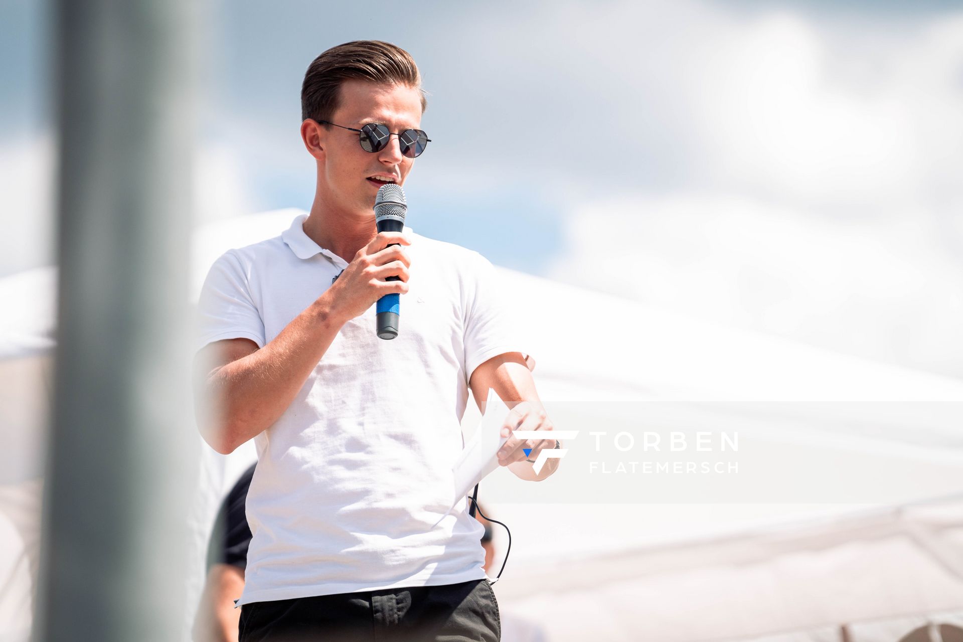 Pascal Will (Moderator) am Mirkofon am 03.07.2022 waehrend den NLV+BLV Leichtathletik-Landesmeisterschaften im Jahnstadion in Goettingen (Tag 1)